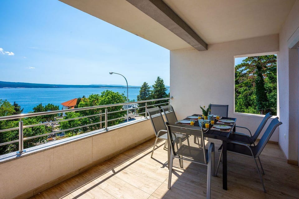 Modernes Apartment nur 100 Meter zum Strand mit Grillplatz, Meerblick, Klima Apartment in Crikvenica