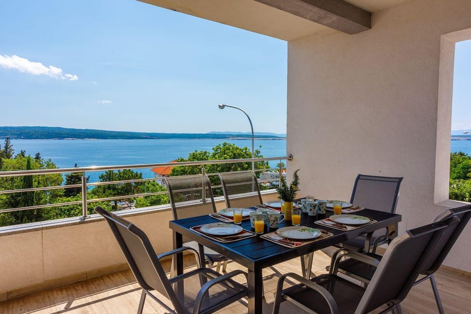 Modernes Apartment nur 100 Meter zum Strand mit Grillplatz, Meerblick, Klima Apartment in Crikvenica