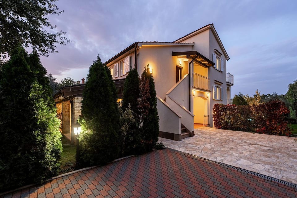 Hundefreundlliche Villa mit Privatpool, Panorama Meerblick, Outdoor-Kueche, Babybett House in Poreč