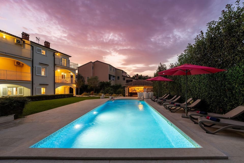Hundefreundlliche Villa mit Privatpool, Panorama Meerblick, Outdoor-Kueche, Babybett House in Poreč