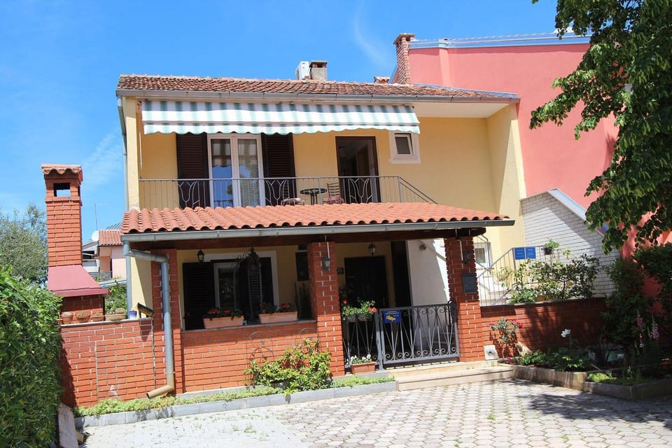 Helles Apartment mit idyllischem Grillplatz, Babybett, Privatparkplatz Apartment in Rovinj
