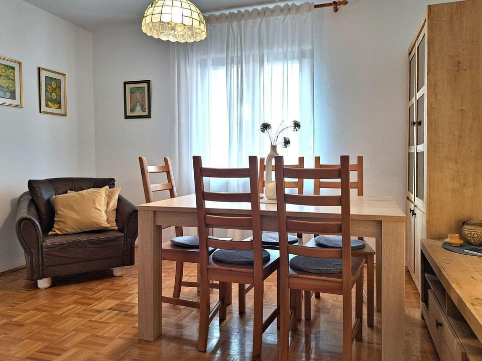 Helles Apartment mit idyllischem Grillplatz, Babybett, Privatparkplatz Apartment in Rovinj