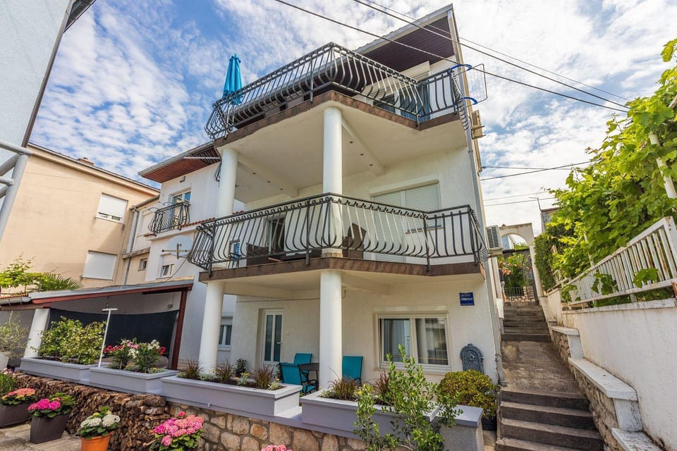 Modernes Apartment in Traumlage nur 70 Meter zum Strand mit Parkplatz, Meerblick, Hundefreundlich Apartment in Primorje-Gorski Kotar County