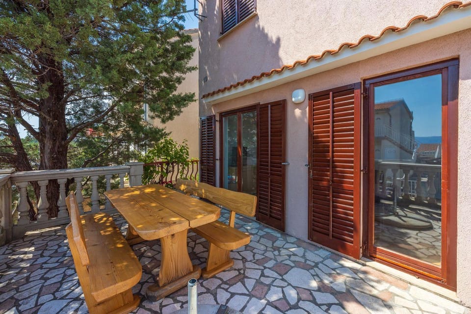 Cozy Apartment nur 250 Meter zum Strand mit Meerblick, Grillplatz, Privatparkplatz Apartment in Lika-Senj County