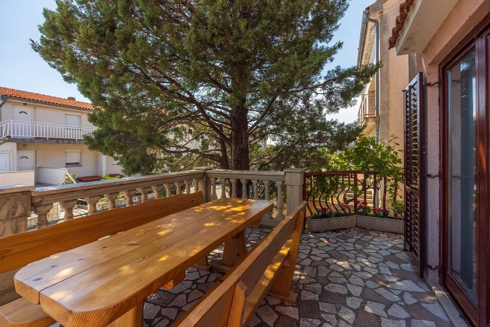 Cozy Apartment nur 250 Meter zum Strand mit Meerblick, Grillplatz, Privatparkplatz Apartment in Lika-Senj County
