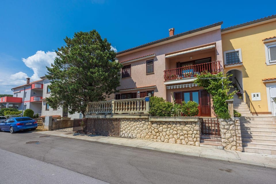 Cozy Apartment nur 250 Meter zum Strand mit Meerblick, Grillplatz, Privatparkplatz Apartment in Lika-Senj County