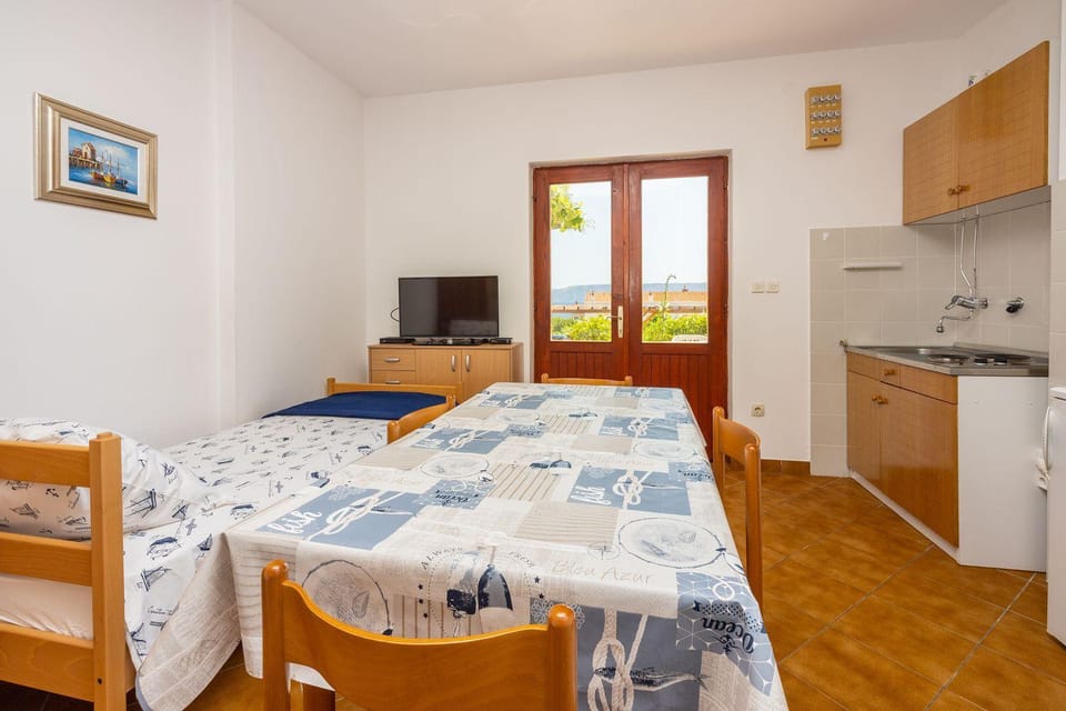 Beschauliches Studio-Apartment nur 250 Meter zum Strand mit Meerblick, Parkplatz, Grill Apartment in Lika-Senj County