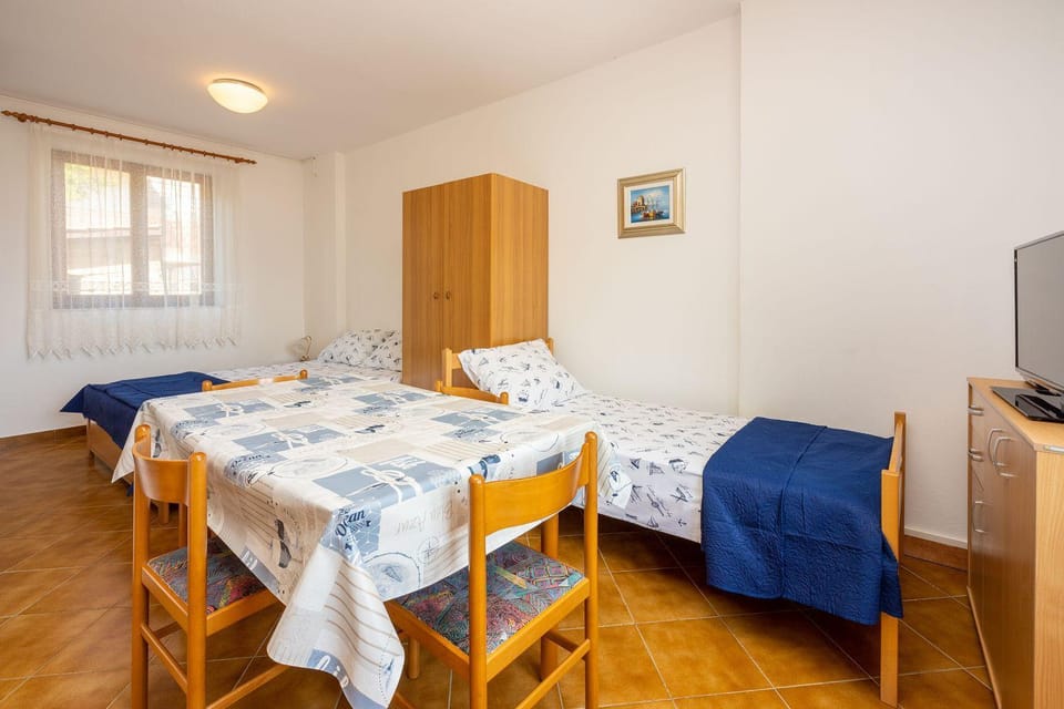 Beschauliches Studio-Apartment nur 250 Meter zum Strand mit Meerblick, Parkplatz, Grill Apartment in Lika-Senj County