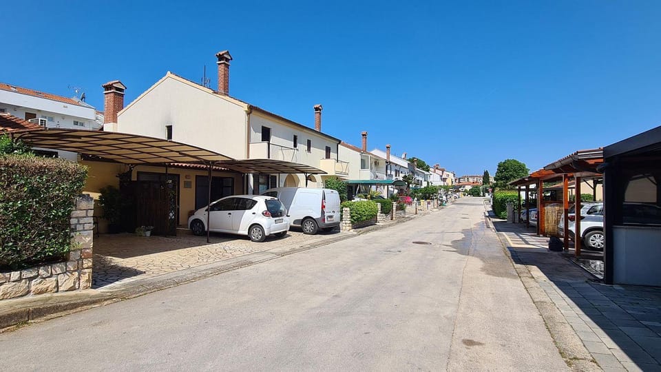 Idyllisches Studio-Apartment nur 600 Meter zum Strand mit Parkplatz, WiFi, Klima Apartment in Rovinj