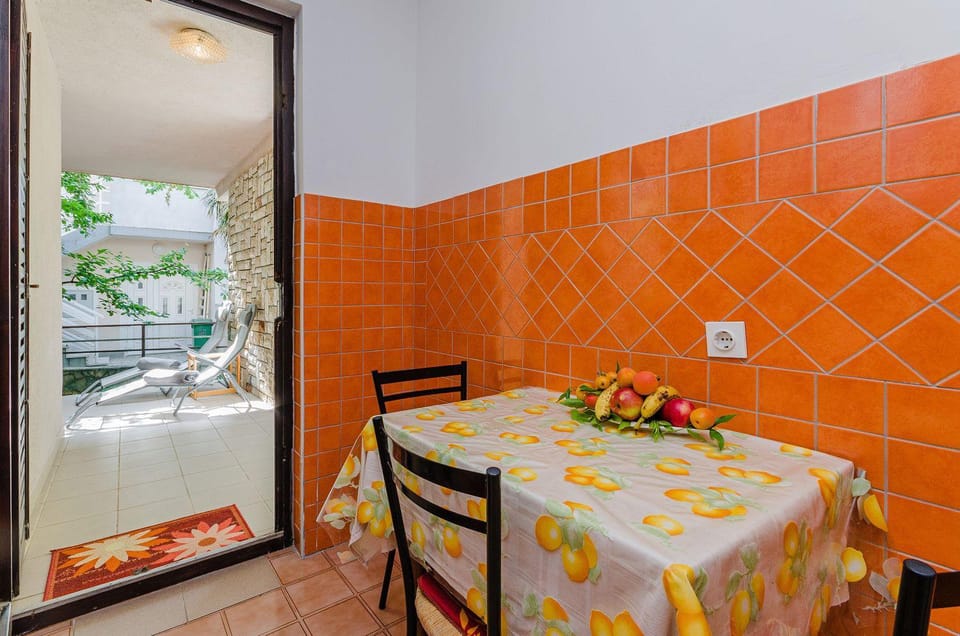 Hundefreundliches Apartment nur 580 Meter zum Strand mit BBQ-Bereich Apartment in Primorje-Gorski Kotar County