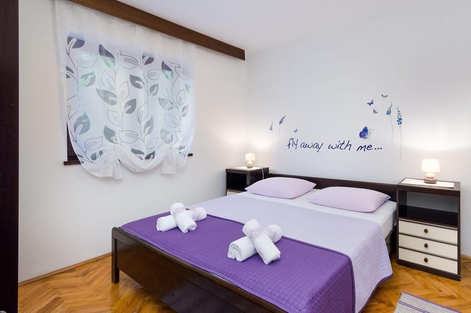 Romantisches Apartment mit mediterraner Terrasse, Privatparkplatz und Grillbereich Apartment in Crikvenica