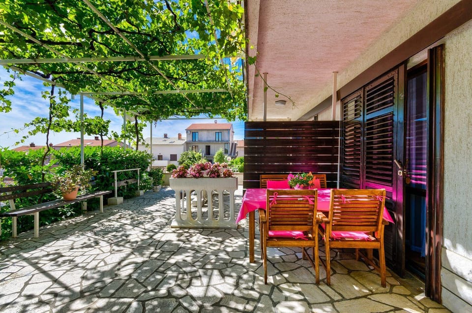 Romantisches Apartment mit mediterraner Terrasse, Privatparkplatz und Grillbereich Apartment in Crikvenica
