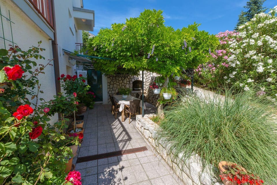 Hundefreundliches Apartment nur 500 Meter zum Strand mit mediterraner Terrasse Apartment in Crikvenica