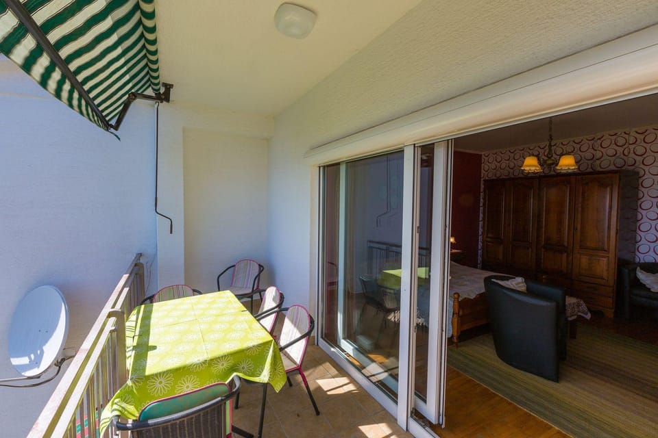 Malerisches Apartment nur 500 Meter zum Strand mit Meerblick, Grillbereich, Parkplatz Apartment in Crikvenica