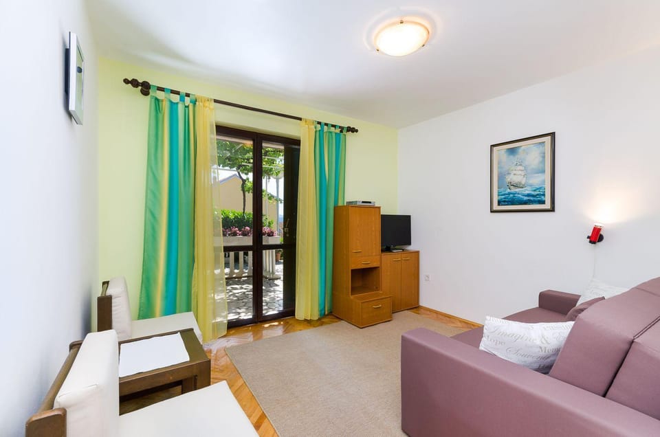 Beschauliches Apartment mit mediterraner Terrasse, Grillplatz, Parkplatz, Klima, WiFi Apartment in Crikvenica