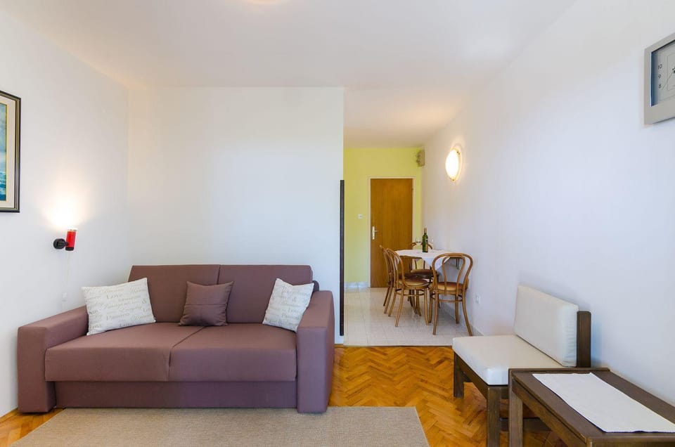 Beschauliches Apartment mit mediterraner Terrasse, Grillplatz, Parkplatz, Klima, WiFi Apartment in Crikvenica