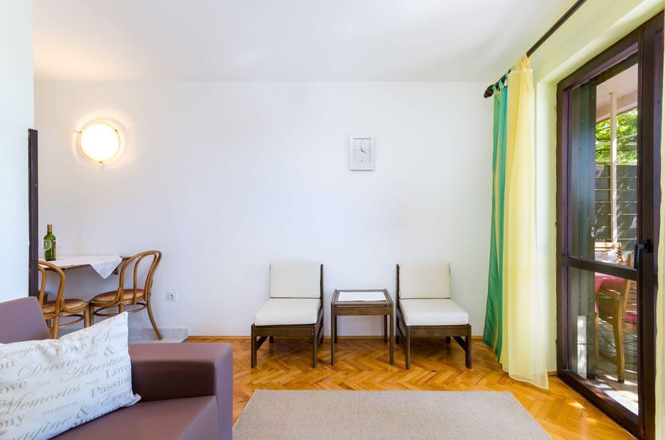 Beschauliches Apartment mit mediterraner Terrasse, Grillplatz, Parkplatz, Klima, WiFi Apartment in Crikvenica