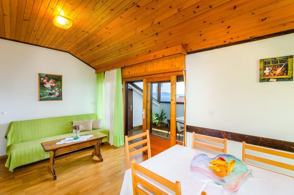 Cozy Apartment nur 570 Meter zum Strand mit Meerblick, Parkplatz, WiFi Apartment in Crikvenica
