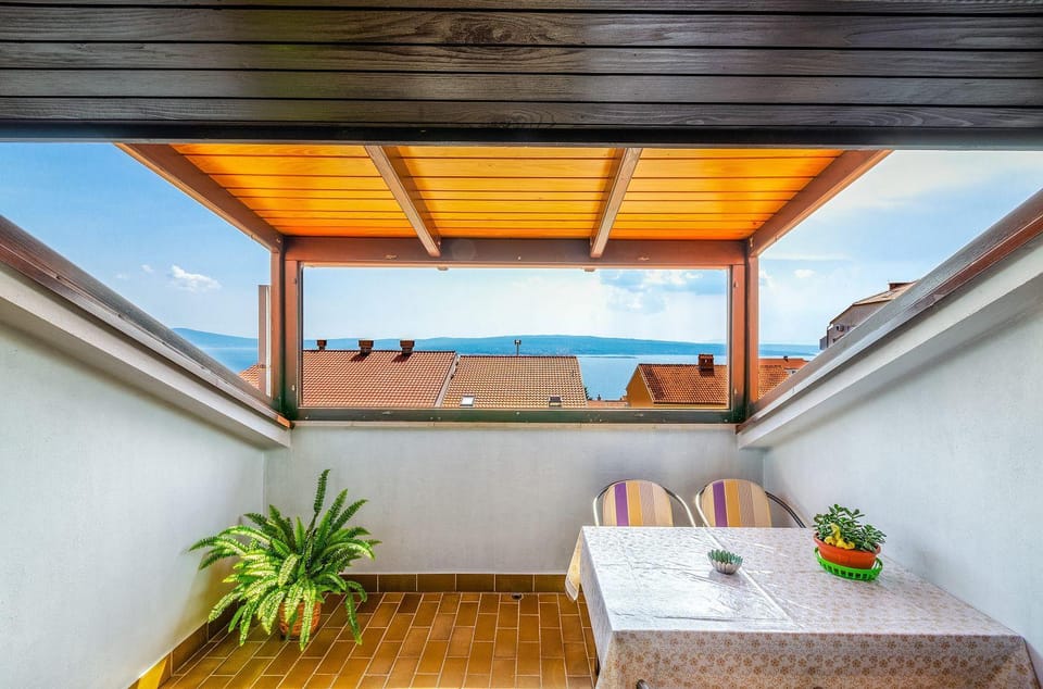 Cozy Apartment nur 570 Meter zum Strand mit Meerblick, Parkplatz, WiFi Apartment in Crikvenica