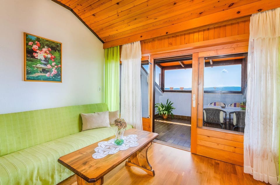 Cozy Apartment nur 570 Meter zum Strand mit Meerblick, Parkplatz, WiFi Apartment in Crikvenica