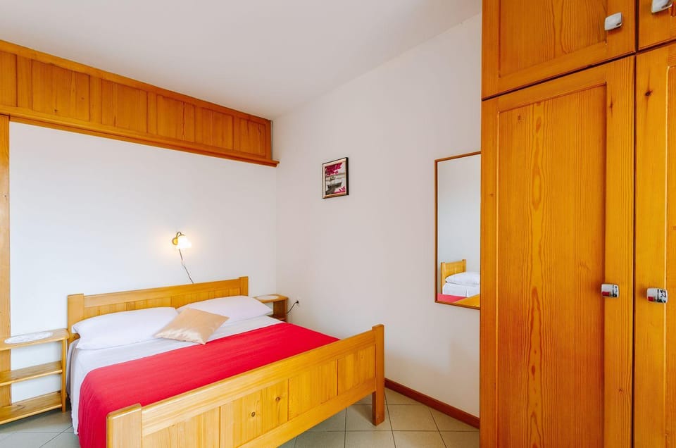 Komfortables Apartment nur 570 Meter zum Strand mit Privatparkplatz, Meerblick, Klima, WiFi Apartment in Crikvenica