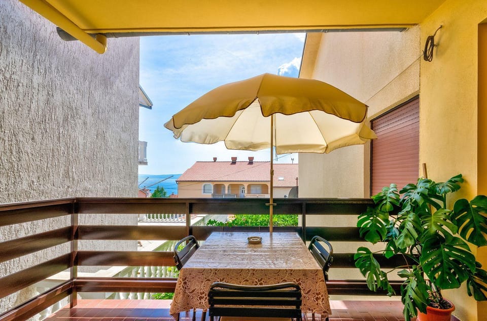 Komfortables Apartment nur 570 Meter zum Strand mit Privatparkplatz, Meerblick, Klima, WiFi Apartment in Crikvenica