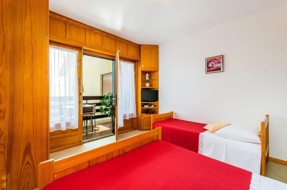 Komfortables Apartment nur 570 Meter zum Strand mit Privatparkplatz, Meerblick, Klima, WiFi Apartment in Crikvenica