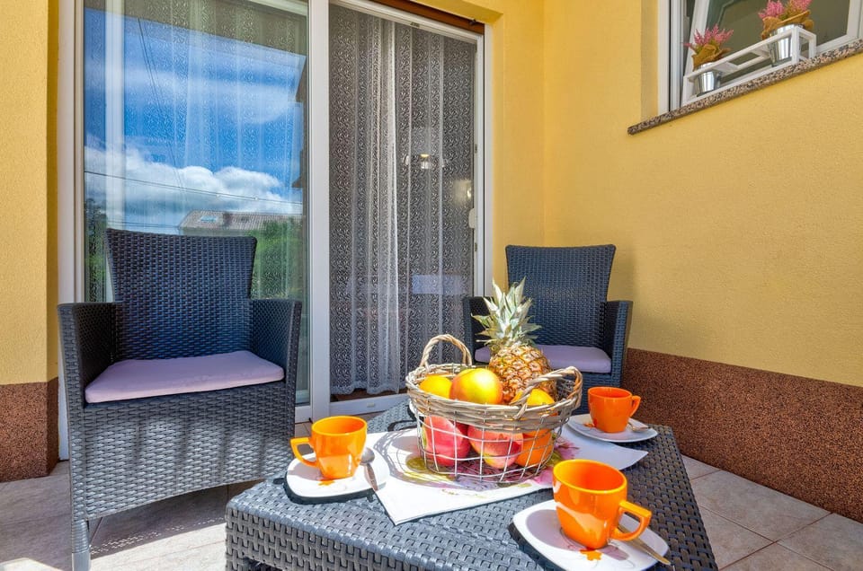 Mediterranes Apartment nur 300 Meter zum Strand mit Privatparkplatz, Grill, Klima Apartment in Crikvenica