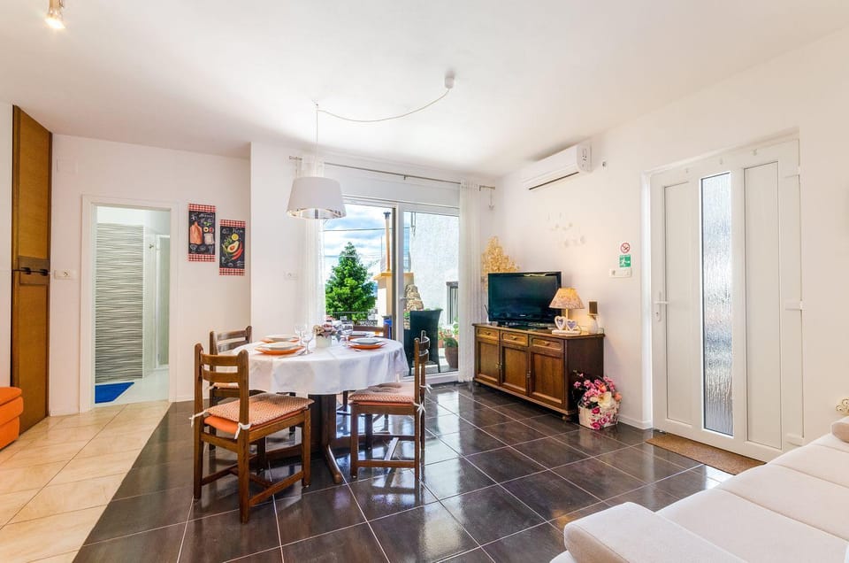 Mediterranes Apartment nur 300 Meter zum Strand mit Privatparkplatz, Grill, Klima Apartment in Crikvenica