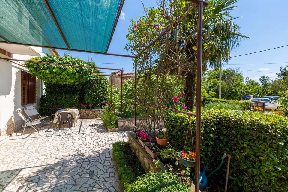 Charmantes Ferienhaus in traumhafter Lage nur 500 Meter zum Strand mit Parkplatz, Grill House in Primorje-Gorski Kotar County