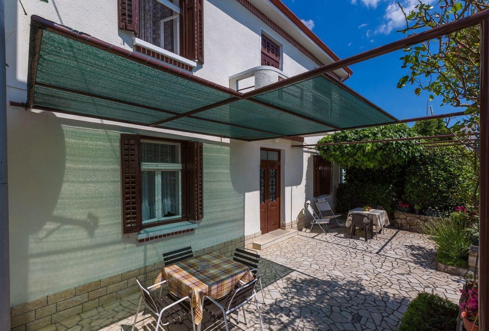 Charmantes Ferienhaus in traumhafter Lage nur 500 Meter zum Strand mit Parkplatz, Grill House in Primorje-Gorski Kotar County