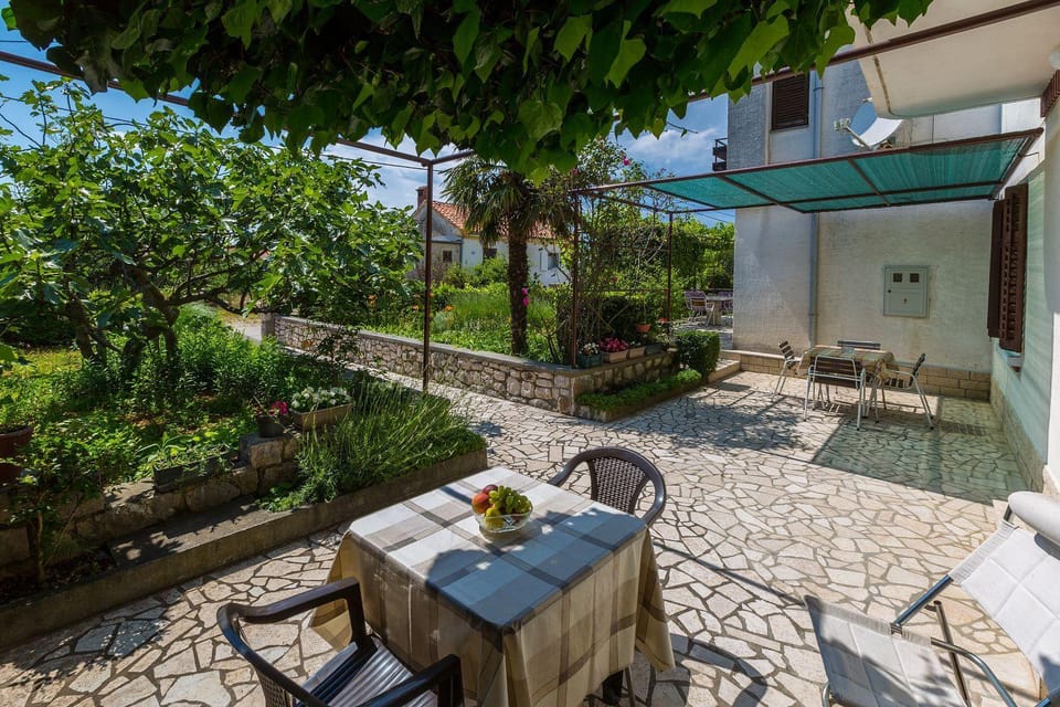 Charmantes Ferienhaus in traumhafter Lage nur 500 Meter zum Strand mit Parkplatz, Grill House in Primorje-Gorski Kotar County