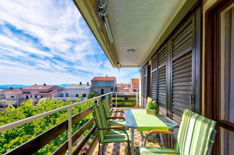 Charmantes Apartment mit Meerblick, Privatparkplatz, Grillplatz, WiFi, Klima Apartment in Crikvenica
