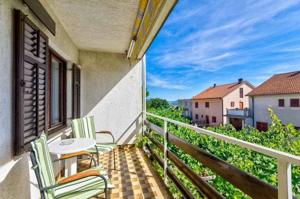 Charmantes Apartment mit Meerblick, Privatparkplatz, Grillplatz, WiFi, Klima Apartment in Crikvenica