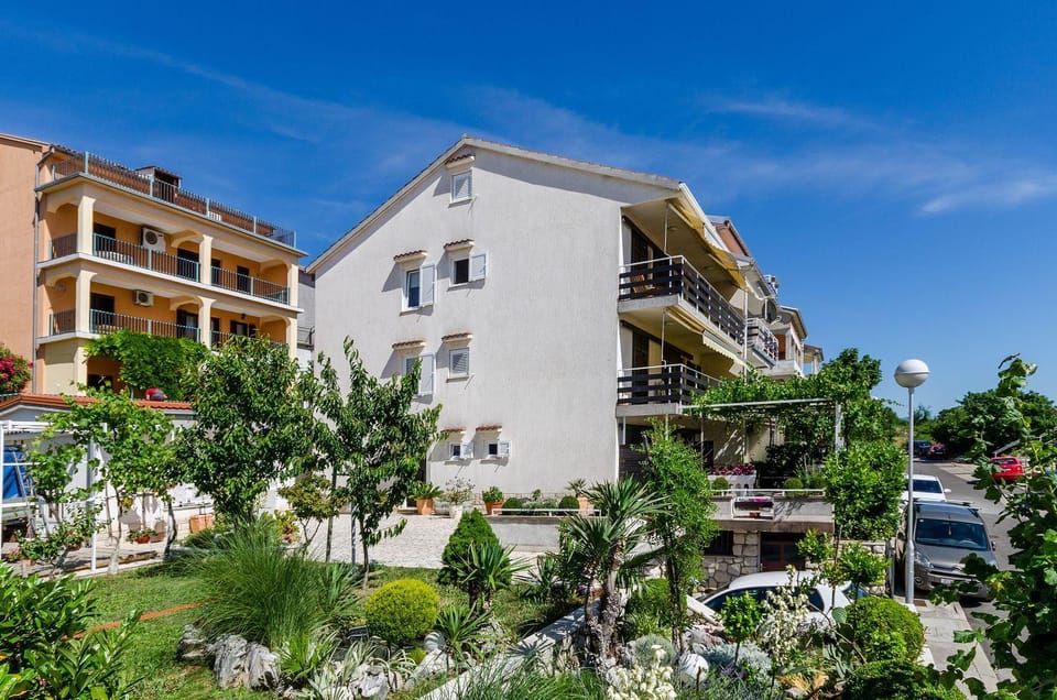 Charmantes Apartment mit Meerblick, Privatparkplatz, Grillplatz, WiFi, Klima Apartment in Crikvenica