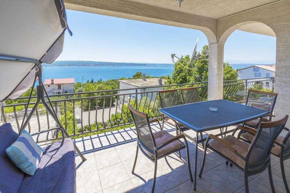 Hundefreundliches Apartment nur 300 Meter zum Strand mit Meerblick, BBQ Apartment in Crikvenica