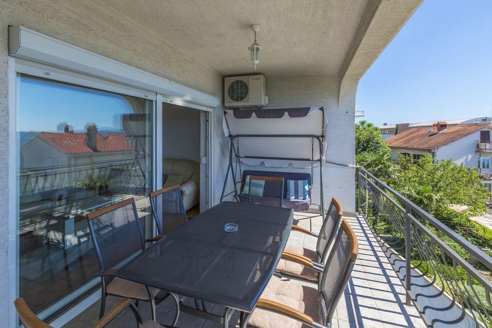 Hundefreundliches Apartment nur 300 Meter zum Strand mit Meerblick, BBQ Apartment in Crikvenica