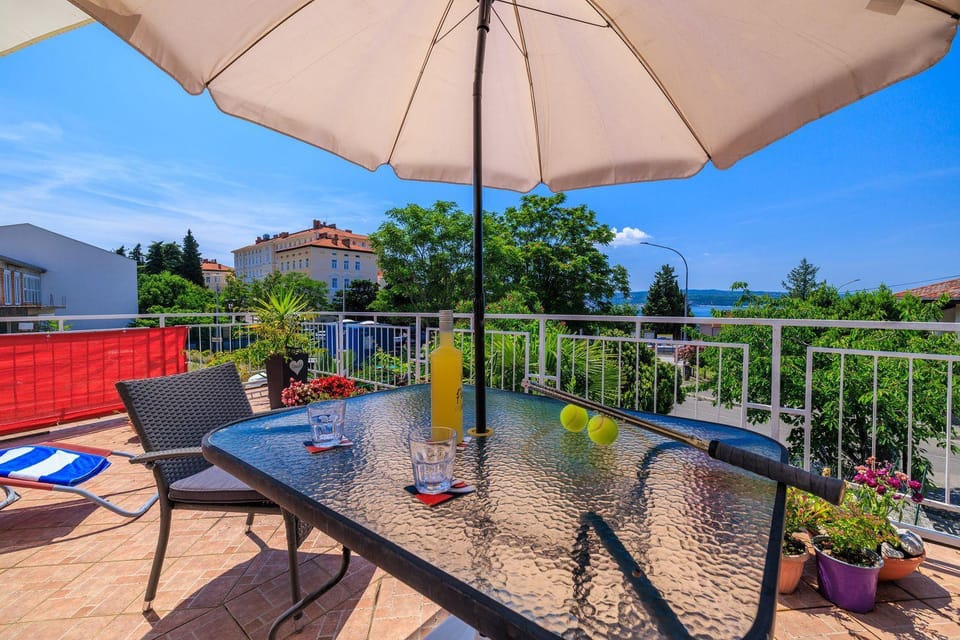 Hundefreundliches Apartment nur 300 Meter zum Sandstrand mit Meerblick Apartment in Crikvenica