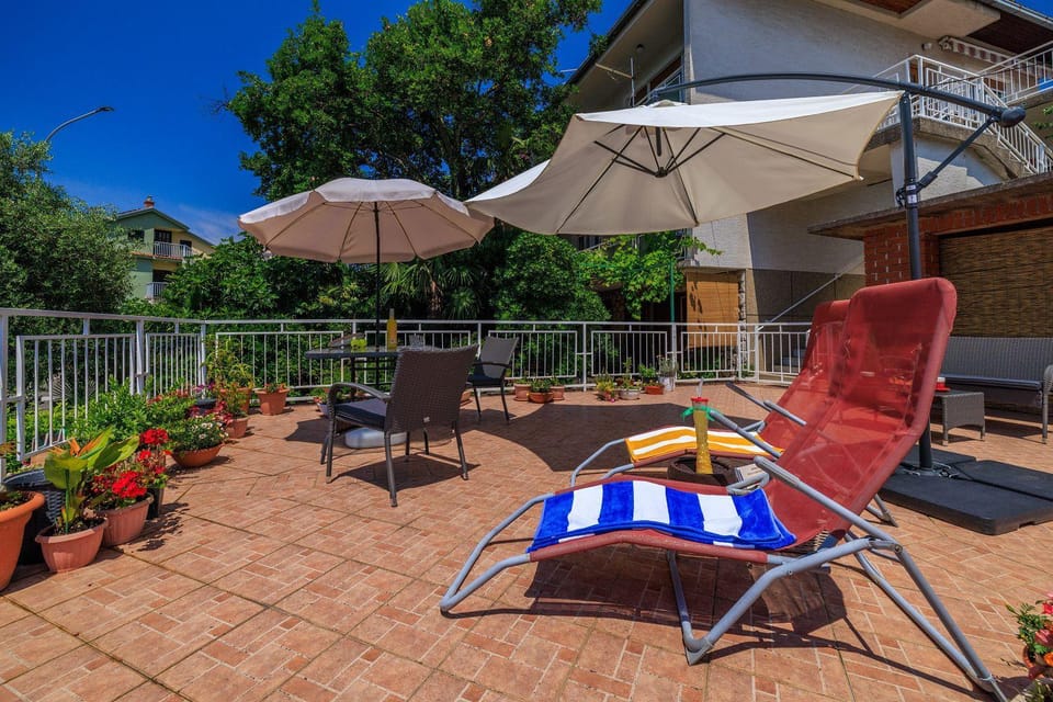 Hundefreundliches Apartment nur 300 Meter zum Sandstrand mit Meerblick Apartment in Crikvenica
