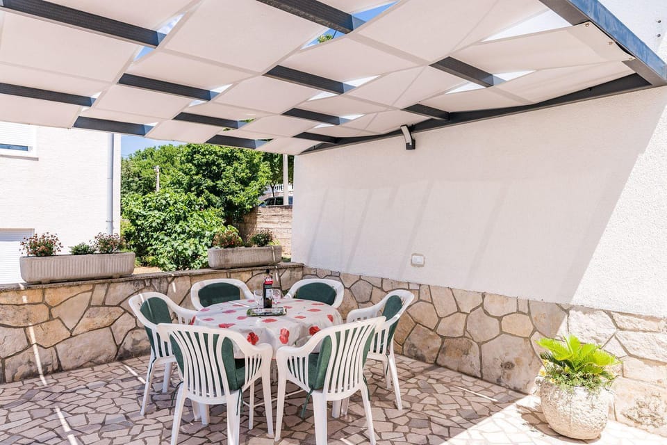 Hundefreundliches Apartment nur 500 Meter zum Strand mit Meerblick, Garten, Grill Apartment in Lika-Senj County