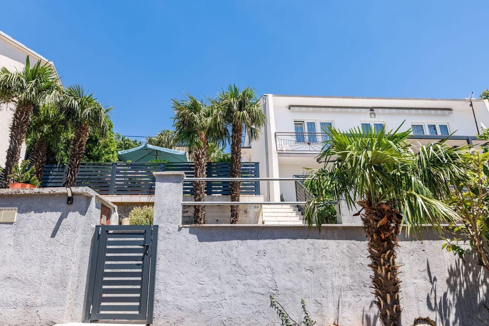 Hundefreundliches Apartment nur 500 Meter zum Strand mit Meerblick, Garten, Grill Apartment in Lika-Senj County