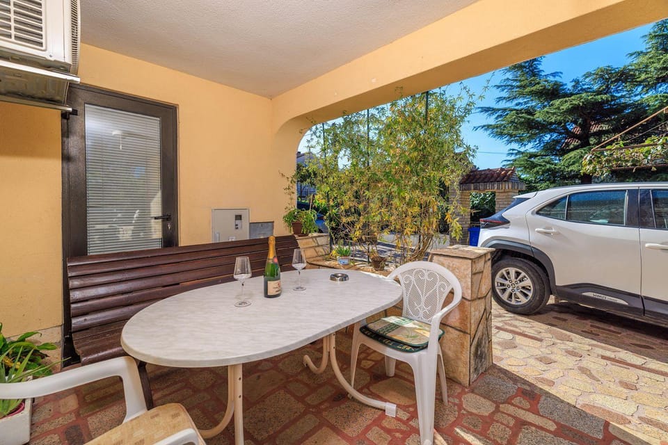 Hundefreundliches Apartment nur 450 Meter zum Strand mit Meerblick, Grill, Parkplatz Apartment in Primorje-Gorski Kotar County