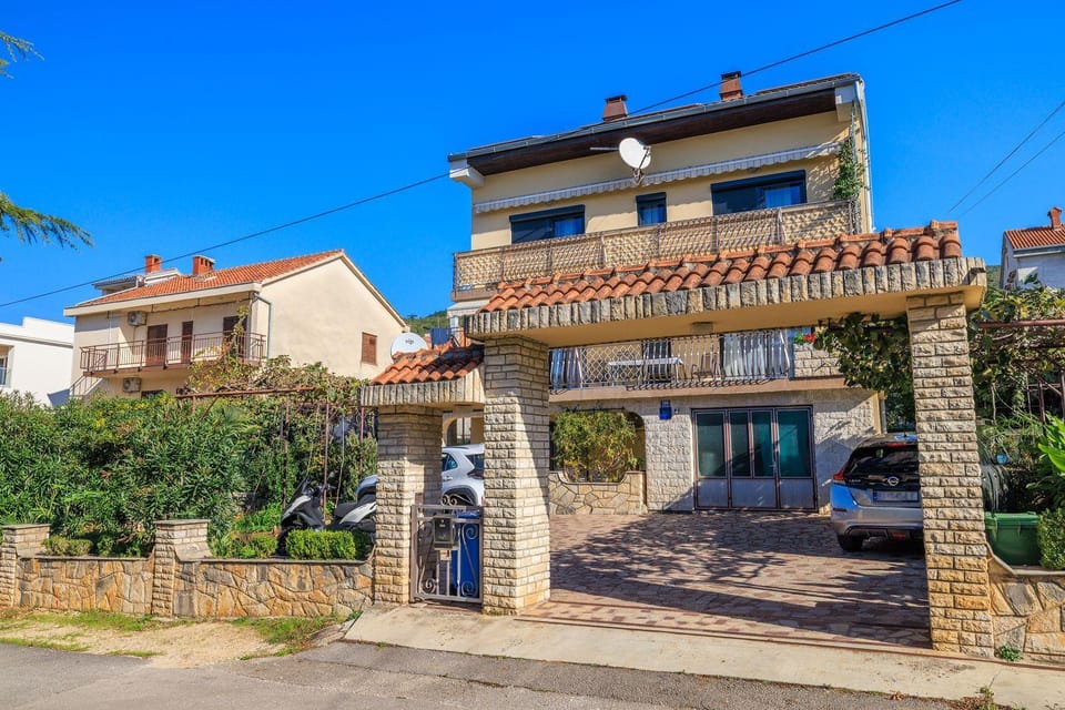 Hundefreundliches Apartment nur 450 Meter zum Strand mit Meerblick, Grill, Parkplatz Apartment in Primorje-Gorski Kotar County