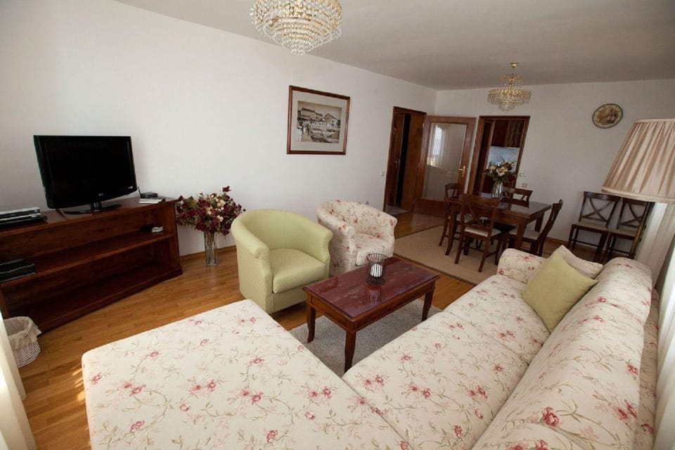 Rustikales Apartment nur 80 Meter zum Strand mit Meerblick, Waschmaschine, Klima Apartment in Crikvenica