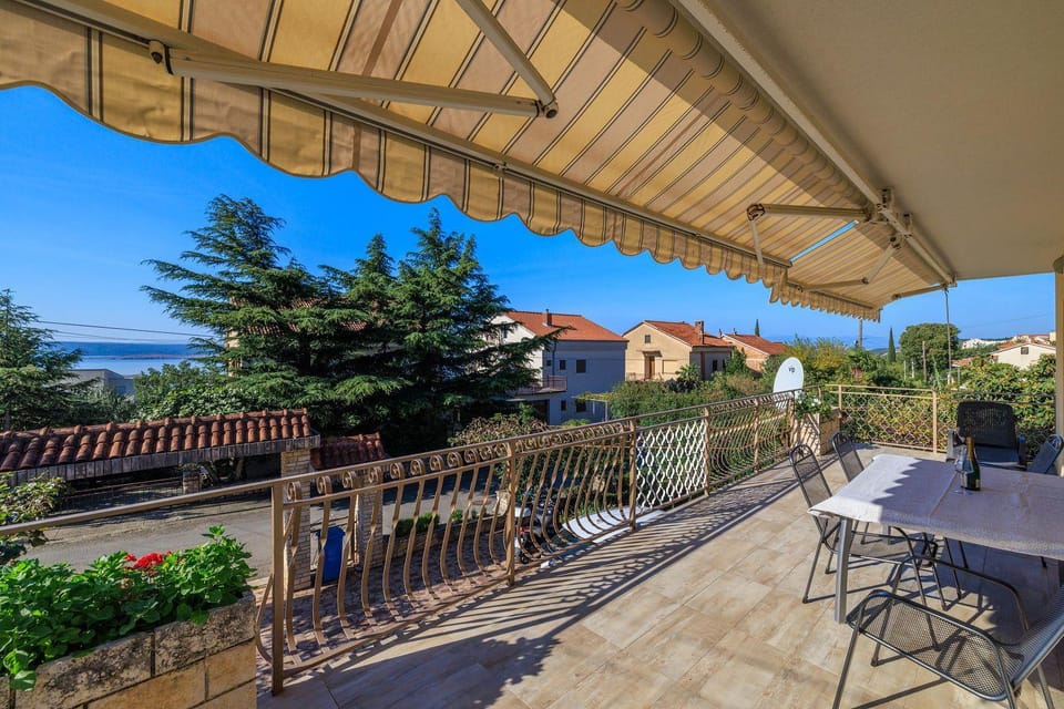 Helles Apartment nur 450 Meter zum Strand mit BBQ-Bereich - Hunde willkommen Apartment in Primorje-Gorski Kotar County