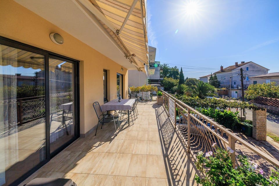 Helles Apartment nur 450 Meter zum Strand mit BBQ-Bereich - Hunde willkommen Apartment in Primorje-Gorski Kotar County