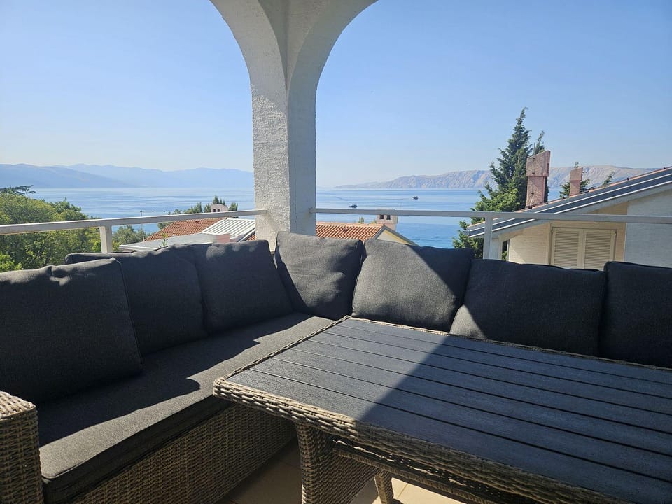 Atemberaubendes Apartment nur 50 Meter zum Strand mit Meerblick Apartment in Novi Vinodolski
