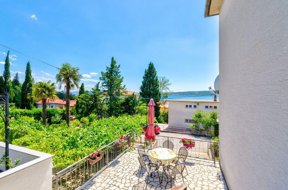 Malerisches Apartment nur 200 Meter zum Sandstrand mit Meerblick Apartment in Crikvenica