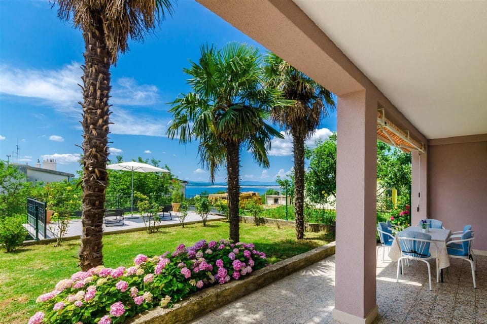 Mediterranes Apartment mit Meerblick, Parkplatz, Babybett, Garten Apartment in Crikvenica