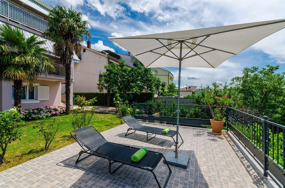 Mediterranes Apartment mit Meerblick, Parkplatz, Babybett, Garten Apartment in Crikvenica